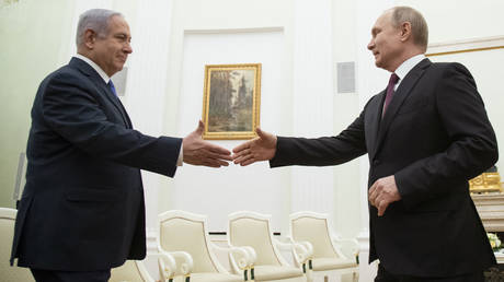 FILE PHOTO: Russian President Vladimir Putin shakes hands with Israeli Prime Minister Benjamin Netanyahu.