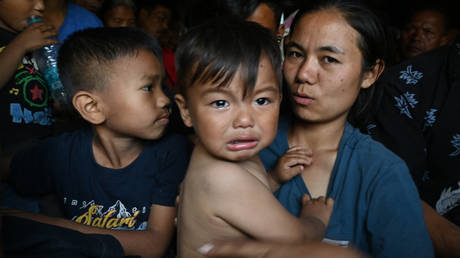 Police stops Rahul Gandhi&rsquo;s convoy heading to refugee camps in strife-torn Manipur