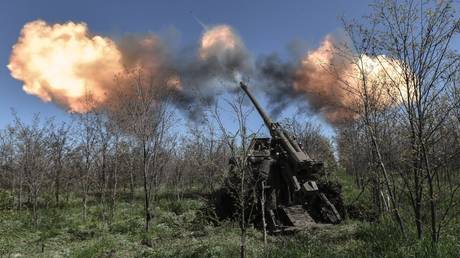 Russian servicemen fire a Giatsint-S self-propelled howitzer towards Ukrainian positions.