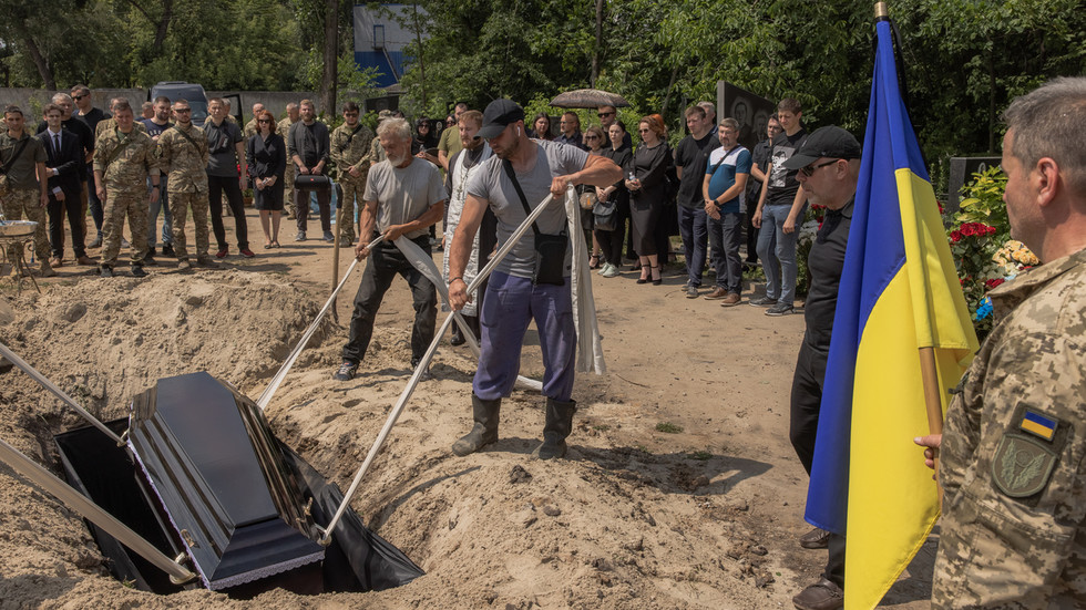 Families of fallen Ukrainian soldiers demand American-style cemetery ...