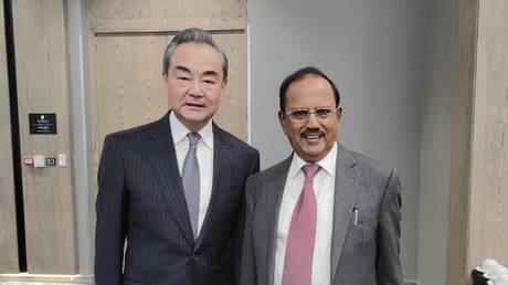 India and China discuss border issues and efforts to stabilize ties