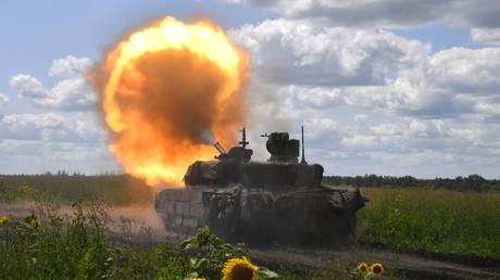 Putin decorates tank crew from viral battlefield video