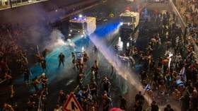 Carro atropela manifestantes anti-reforma em Israel