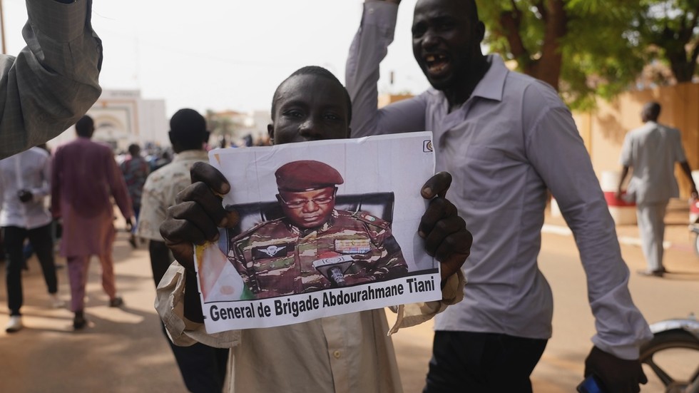 Niger Coup Supporters Protest ‘inhumane’ Sanctions — RT Africa