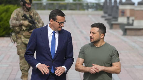 FILE PHOTO: Ukrainian President Vladimir Zelensky and Poland's PM Mateusz Morawiecki talk during their meeting in Kiev, September 9, 2022