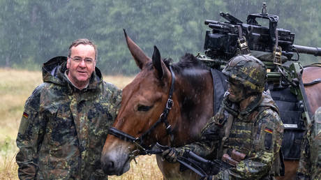 German Defense Minister Boris Pistorius (L) pictured during his visit to Mountain Infantry Brigade 23.