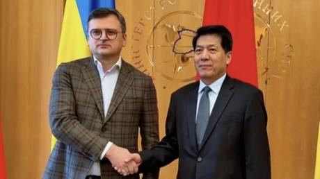 Chinese envoy Li Hui (right) poses with Ukrainian Foreign Minister Dmitry Kuleba during his visit to Kiev in May.