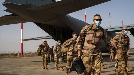 FILE PHOTO. French soldiers disembark from a U.S. Air Force C130 cargo plane at Niamey, Niger base, on June 9, 2021.