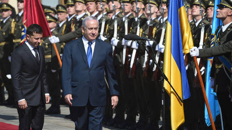 Ukrainian President Volodymyr Zelensky (L) and Prime Minister of Israel Benjamin Netanyahu (R).