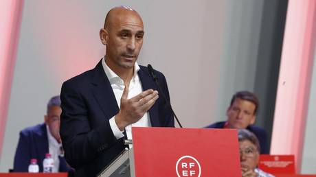 Spanish government suspends ‘kissing’ football chief