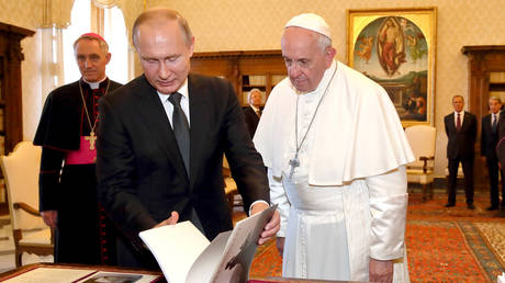 FILE PHOTO: Pope Francis exchanges gifts with Russian President Vladimir Putin during an audience at the Apostolic Palace in 2019