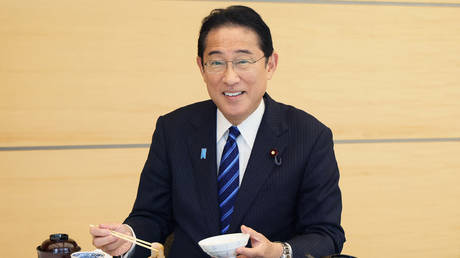 Japanese PM eats ‘Fukushima lunch’