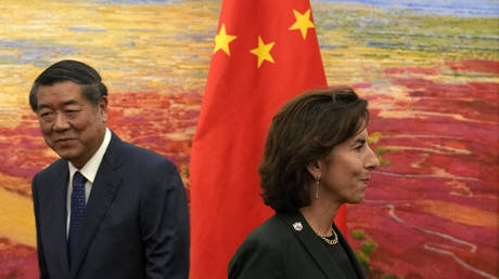US Commerce Secretary Gina Raimondo (R) and Chinese Vice Premier He Lifeng