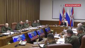 Putin visits Ukraine military operation headquarters (VIDEO)