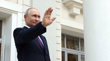 Vladimir Putin waves to Turkish President Recep Tayyip Erdogan after their talks in Sochi, Russia, September 4, 2023