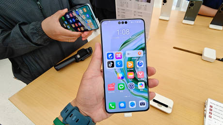 Latest Chinese smartphone finds way around US sanctions – Bloomberg