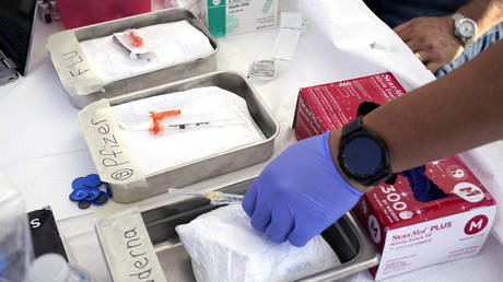 США одобрили «обновленные» вакцины против Covid-19