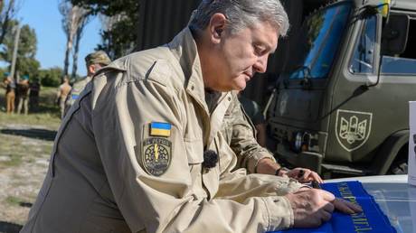 Ex-Ukrainian President Pyotr Poroshenko visits troops
