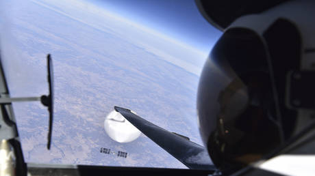 a US Air Force U-2 pilot looks down at a suspected Chinese surveillance balloon as it hovers over the United States, February 3, 2023
