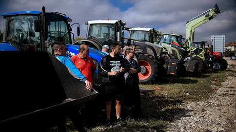 EU nation’s farmers block border crossing with Ukraine