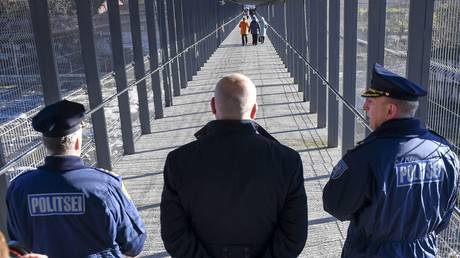 FILE PHOTO: Checkpoint at the Russia-Estonia border