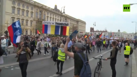 Activists call on Berlin to stop arms shipments to Ukraine (VIDEOS)