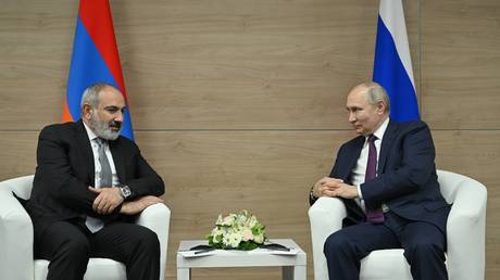 File photo: Russian President Vladimir Putin meets with Armenian Prime Minister Nikol Pashinyan