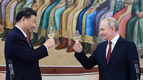 FILE PHOTO. Russian President Vladimir Putin and Chinese President Xi Jinping at a gala reception in the Kremlin.