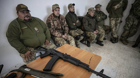 FILE PHOTO. Ukrainian enlistees receive basic military training.