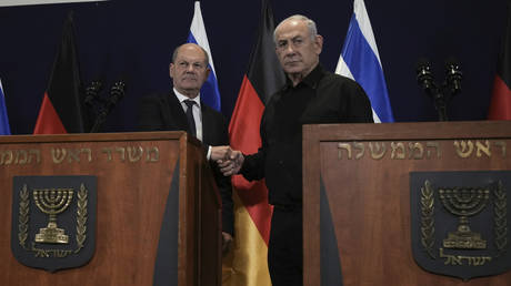 German Chancellor Olaf Scholz (L) shakes hands with Israeli Prime Minister Benjamin Netanyahu during a press conference in Tel Aviv, Israel, October 17, 2023.