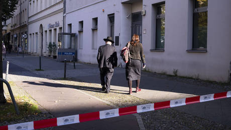 Molotov cocktails thrown at Berlin synagogue – police