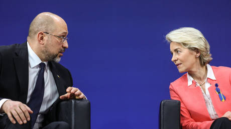 Prime Minister of Ukraine, Denis Shmigal (L) speaks with President of the European Commission, Ursula von der Leyen on October 25, 2022 in Berlin, Germany