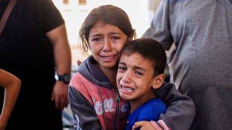 Children crying because of Israeli air raids on October 15, 2023 in Khan Yunis, Gaza