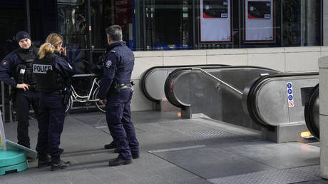 Paris police shoot woman who threatened train suicide bomb