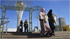 Land met een moslimmeerderheid overweegt beperkingen op de hijab
