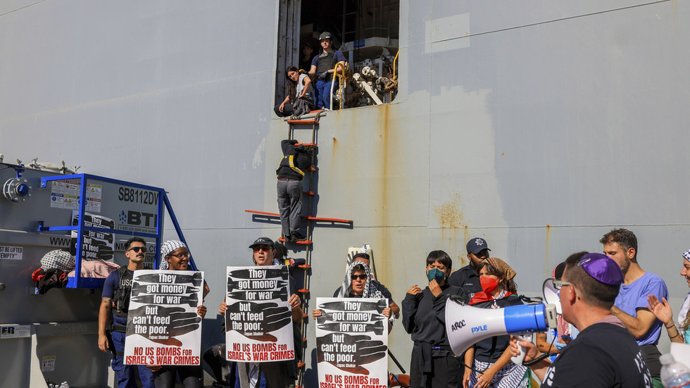 Pro-Palestine protesters block US military supply ship (VIDEO)