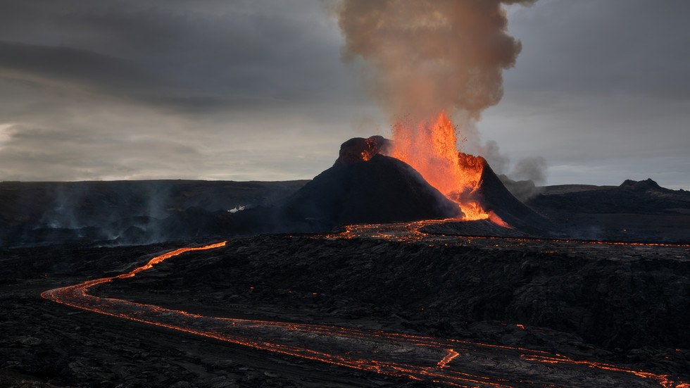 Угроза извержения. Исландия вулканы. Рейкьянес вулкан. Извержение вулкана в Исландии. Вулкан Шивелуч извержение 2023.