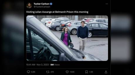 Tucker Carlson visits Julian Assange in prison