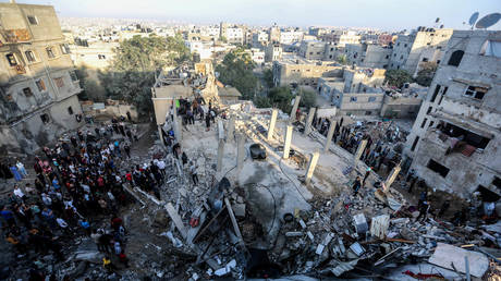 People search through buildings, destroyed during Israeli air raids in the southern Gaza Strip on November 9, 2023 in Khan Yunis, Gaza.