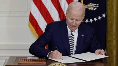 Biden set to sign spending bill with no Ukraine aid — RT World News