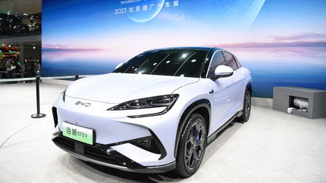 Китайский производитель электромобилей стремится свергнуть Tesla – СМИ — RT Business News