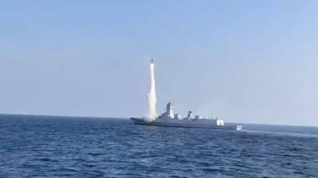 Indische Marine testet BrahMos-Rakete mit größerer Reichweite – RT India