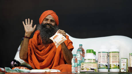 Gericht fordert indischen Yoga-Guru auf, „falsche Werbung“ zu stoppen – RT India