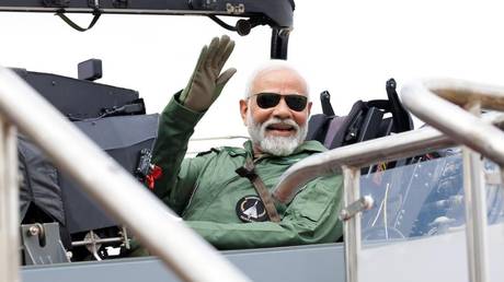 Modi flies sortie in India-made combat aircraft (VIDEO) — RT India