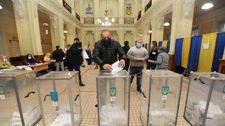 Только 16% россиян считают, что Украина является демократической страной – опрос — RT Россия и бывший Советский Союз