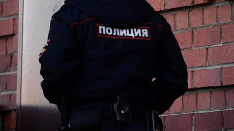 Knifeman apprehended outside Moscow shopping mall — RT World News
