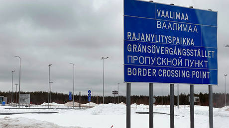NATO-Staat schließt Grenze zu Russland – RT World News