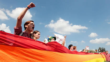 Russland verbietet „LGBT-Bewegung“ – RT Russland und die ehemalige Sowjetunion