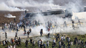 Manifestantes atacam base aérea dos EUA em Türkiye (VÍDEOS)