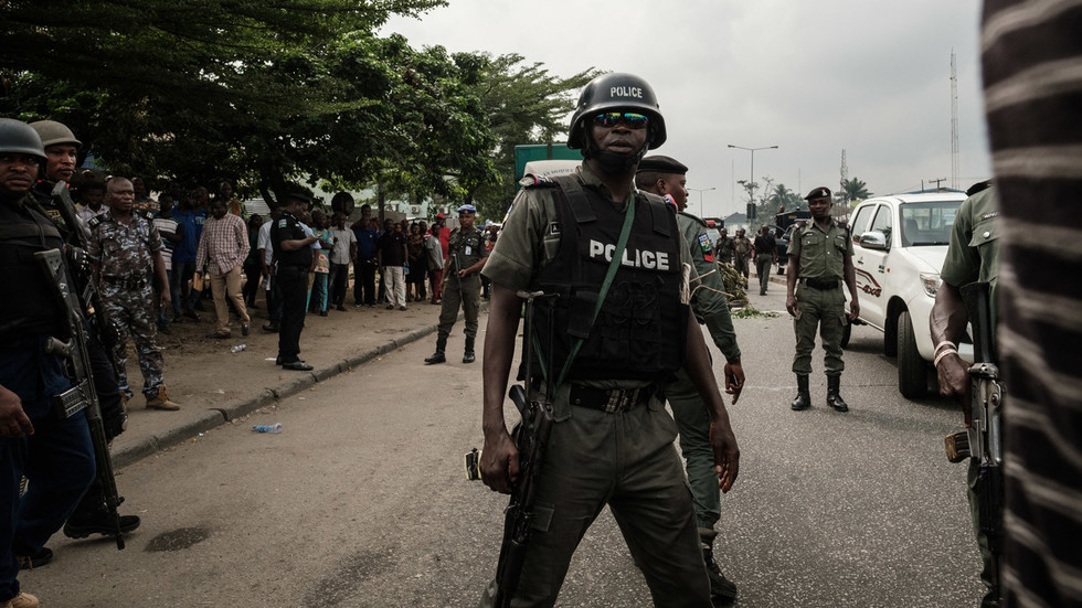 Страна гибнет. Полицейские Нигерии. Нигерия вооруженное нападение.